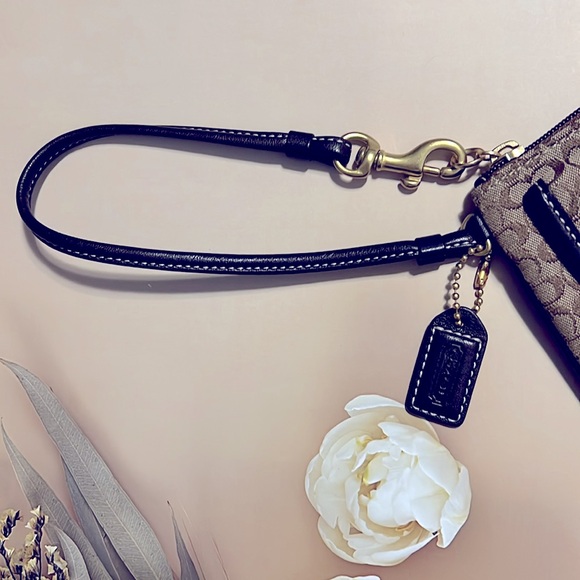 🌺 NWT COACH SOHO MINI SIGNATURE SLIM WRISTLET KHAKI TOFFEE - Picture 3 of 7